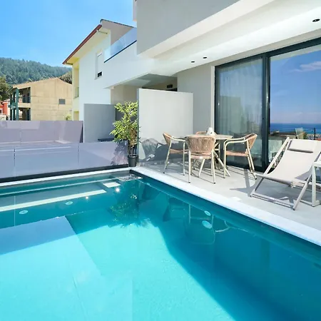 Videre Golden Private Pool